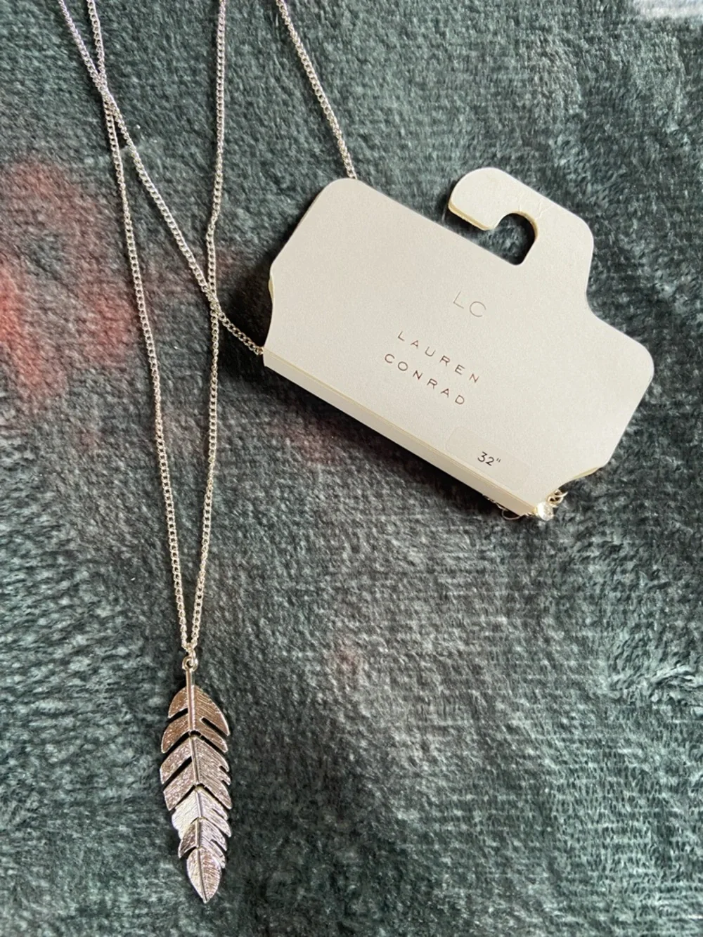🏷️ BNWT Lauren Conrad 32” Silver Feather Pendant Necklace